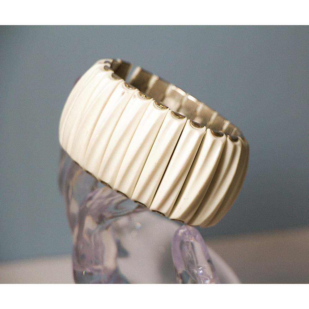 Vntg Leru White Thermoset Stretch Bracelet Mid‑Century Mod Ribbed Design 50s